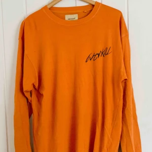  - Långärmad t-shirt köpt på Carlings! Möts gärna upp i Göteborg, annars löser vi det med frakt såklart🤍