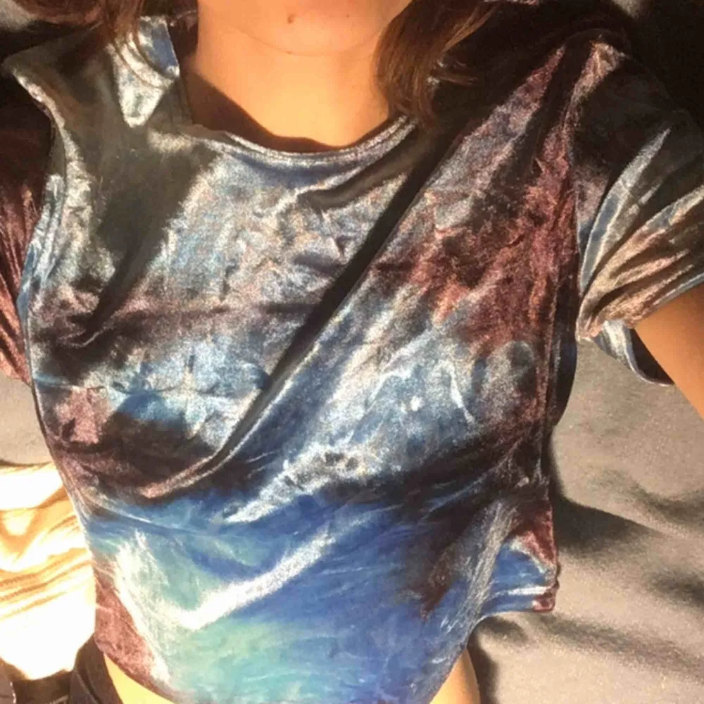 Så fin tie dye/batik- tshirt i sammet! 🦋Möts upp på söder eller fraktar:). T-shirts.