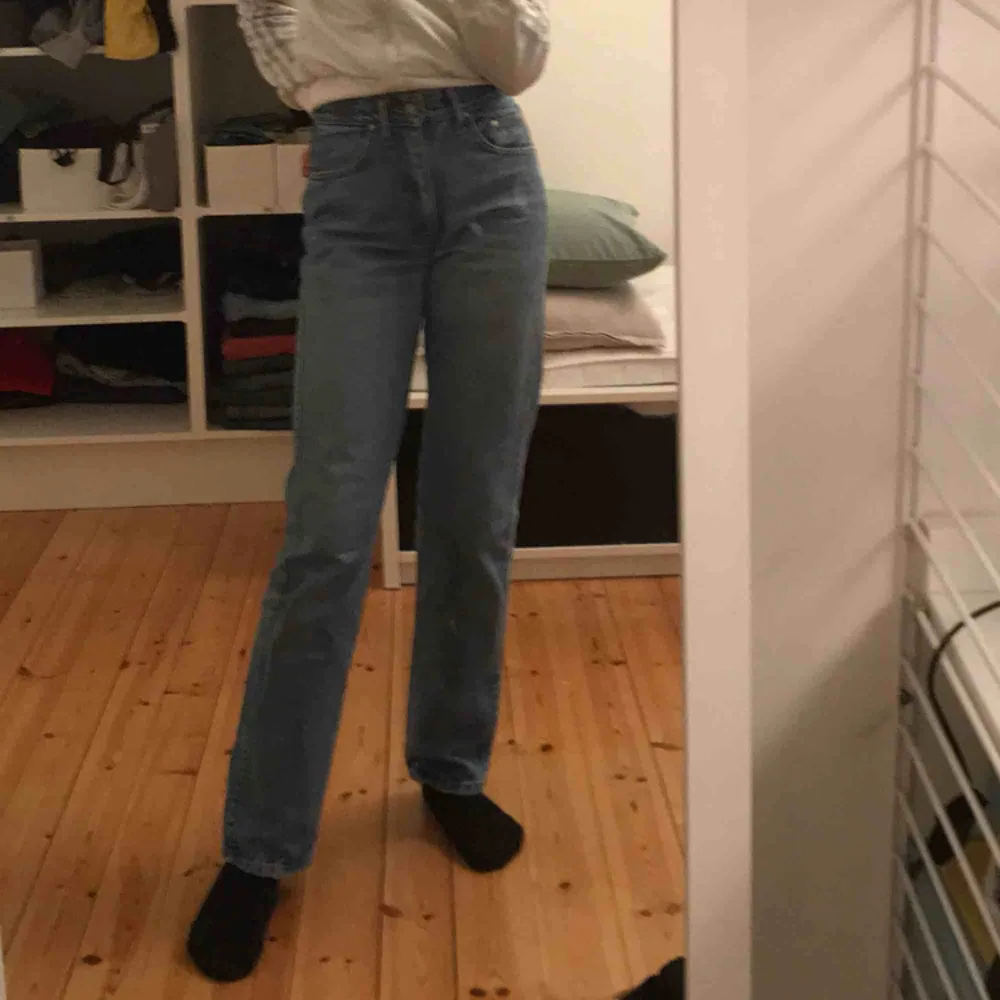 Super sjyssta Äkta Versace jeans som är vintage, köpta på humana. Köparen står för frakt och pris kan diskuteras. Jeans & Byxor.