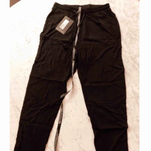 - Byxor från PLT (PRETTYLITTLETHING.COM). Storlek: UK8 (S/M, 36/38) Helt oanvända med etiketter kvar. Nyligen inköpta.  (Nypris: 20pund, ca 236kr).