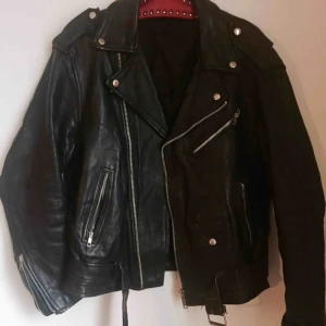  - Skitsnygg vintage läder/MC jacka. Stl 42, passar M-L. Oversize passform. Säljer pga använder inte tillräckligt!  (Pga vintage, finns lite slitningar i fodret, men inget som syns eller som inte kan fixas) 