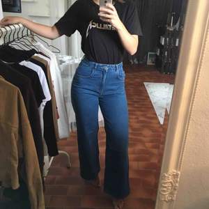 Ett par skitsnygga jeans i flare-modell från Zara. De är upplagda i benen och är perfekt längd på mig som är 165cm. Matcha med en snygg bandtisha och boots för en cool 70-talslook!