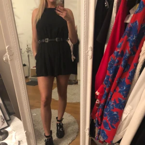  - Snygg byxdress i nyskick 