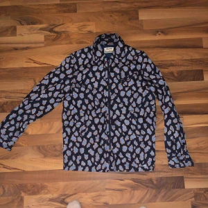  - Tunn jacka i ”mint condition” påminner lite om en windbreaker.