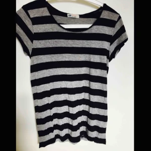  - Mjuk t-shirt perfekt till vardags. Den är i gott skick men med ett litet hål som knappt syns. Frakt 15kr