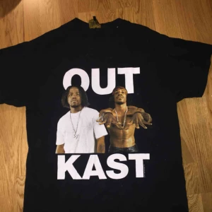  - Outkast tröja strl M, oversized. Pris kan diskuteras. Köparen står för frakt 