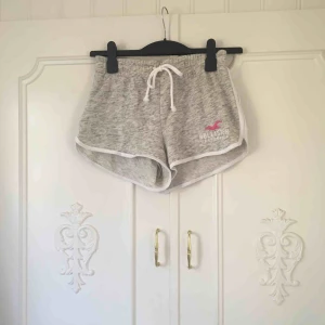  - Gråa mjukis shorts från Hollister, jättesmickrande på kroppen! Använda kanske två gånger. Kan mötas upp i Sthlm, frakt betalar köparen💞