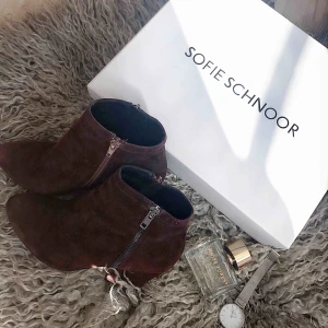  - Vinröda skor från Sofie Schnoor. Använda ett fåtal gånger och är i mycket bra skick. Pris från början 1700 kr. 