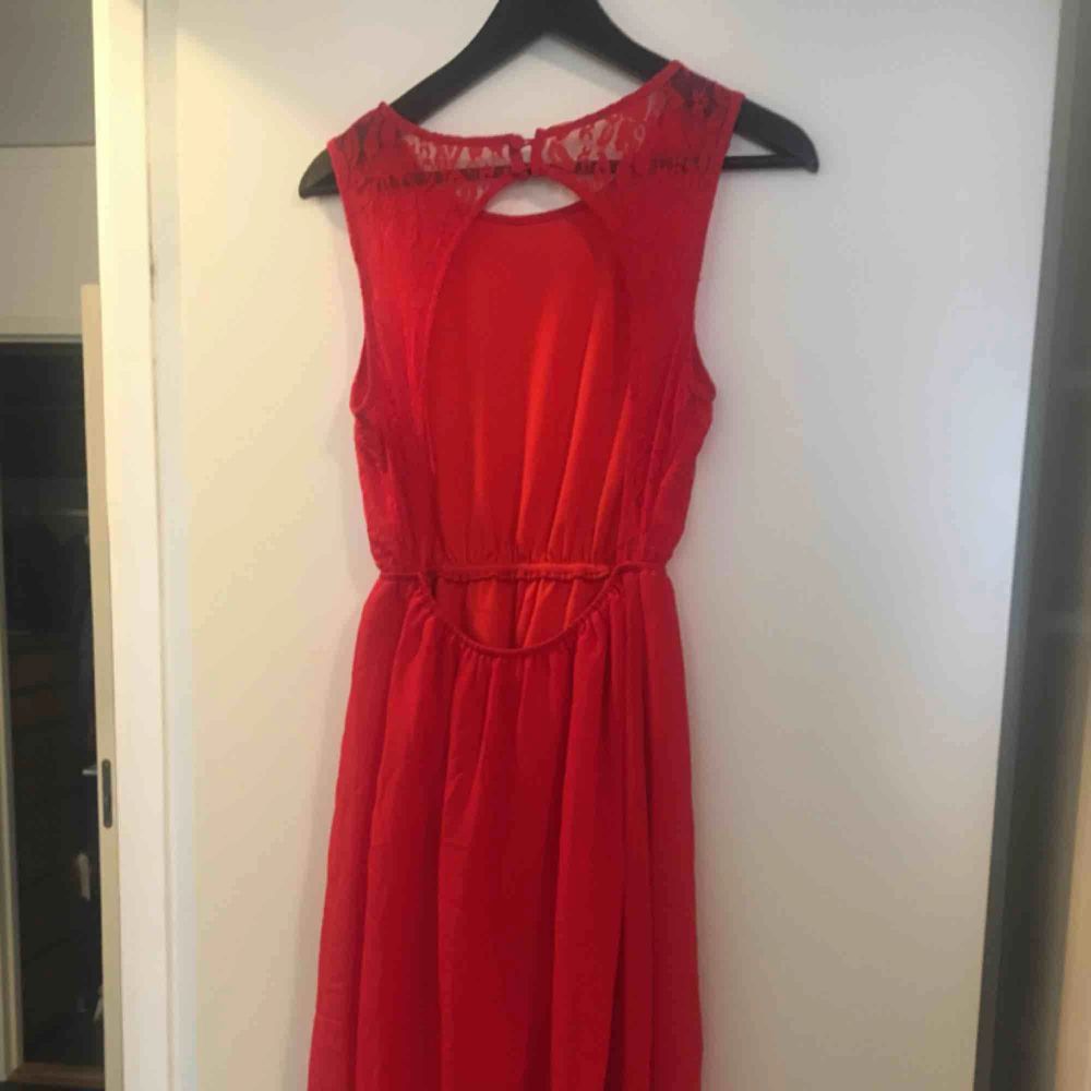 Röd klänning, kort fram/lång bak | Plick Second Hand