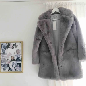  - En grå faux fur jacka från Chiquelle i storlek M/L. Måste understryka att den tyvärr har några slitningar i innerfodret, bl.a. i fickorna. Nypriset var 1099 SEK men p.g.a slitningar sätter jag priset på 150 SEK. Vid betalning: möts upp, tar endast Swish.