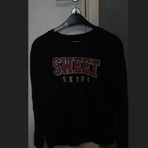  - Sweet sktbs tröja. Använd ca 2-3 gånger.   Nypris: 400.           Mitt pris: 100.   Köparen står för frakten