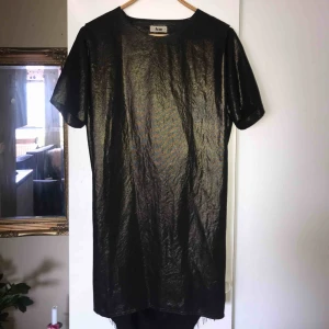  - One of a kind metallic färgad klänning från Acne. Öppning i ryggen och drapering! FANTASTISK! 