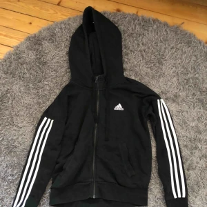  - Stl XS men är lite stor i storleken.  Köpare står för frakt. Köpare står för frakt.