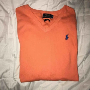  - Knappt använd aprikos-färgad tröja från POLO Ralph Lauren. Modell slim fit herrstorlek S men sitter snyggt på tjejer också. ✨  Kan mötas i Malmö eller köparen står för frakt✨