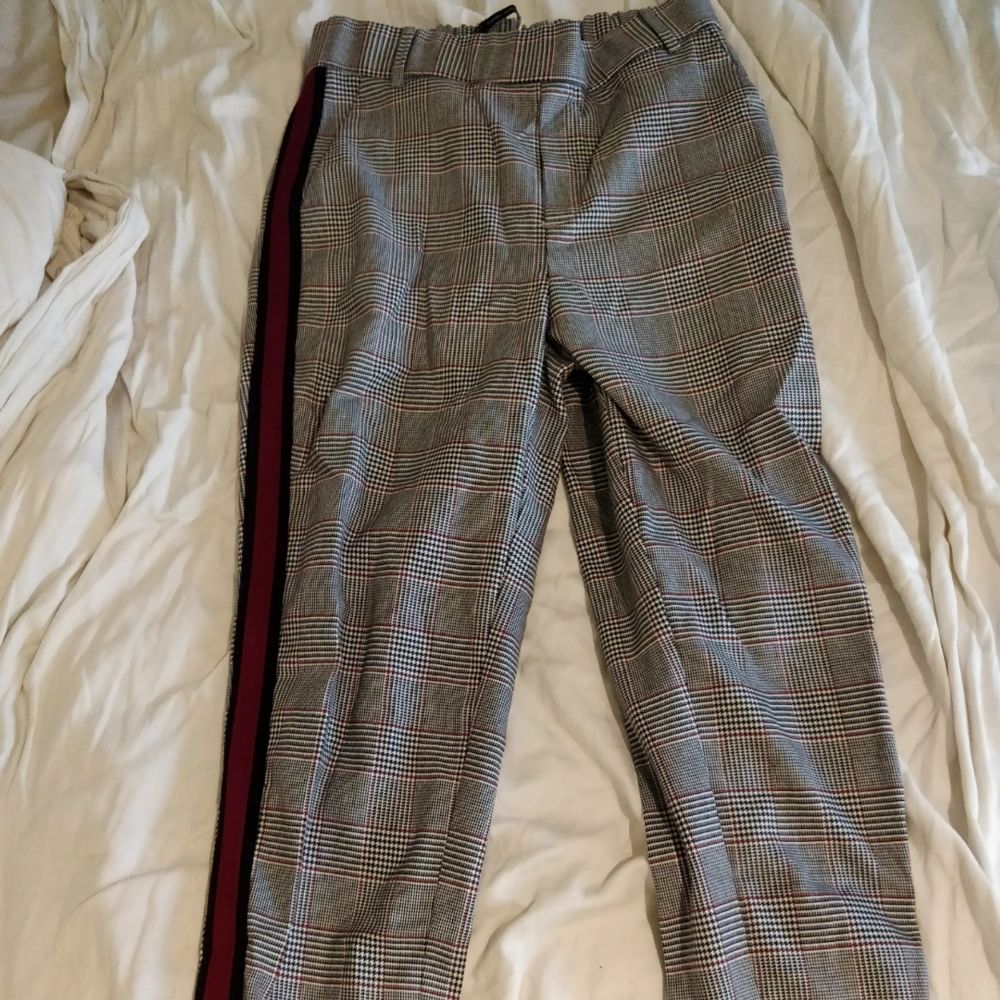 Soft-looking comfortable trendy autumn trousers, gray-colored with a red stripe from ZARA. Selling then I bought the same in one size larger and forgot to return these. Totally unused with the price tag left!. Jeans & Byxor.