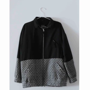 Jacka  - Svart/mönstrad jacka från monki i fint skick. Snygg lite oversized modell. Strl M.
