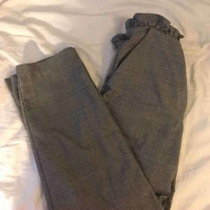  - kostym byxor ifrån h&m, har haft dessa ett tag nu, men jag har en stor garderob rensning på gång :)