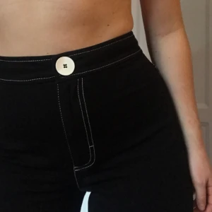  - Fina vida byxor från zara med snygga detaljer. Älskar knappen framtill och kontrastsömmarna! Köpare betalar frakt ⭐️