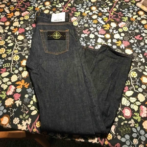  -  ett plagg som jag inte har använt så mycket max 7-10 gånger, det ända stället man ser att plagget är använt är på bild 3 storlek på byxor W:30 ord pris 1750 kr