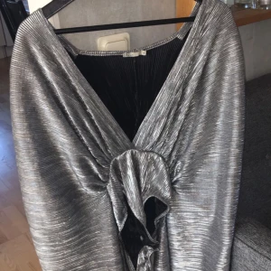  - En body från hm, perfekt till nyår och fest, aldrig använd bara provad