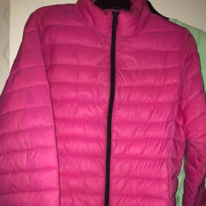  - Söt rosa höst/vinterjacka💕 Helt oanvänd! Ordinarie pris 149 kr