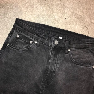  - Snygga gråsvarta jeans från weekday, modell ”way”. Använda en gång. Passar på 26-27 eftersom weekdayjeans töjer sig. Säljer pga förstora för mig tyvärr /:  Frakt: 50kr eller möts i sthlm. Nypris: 500kr