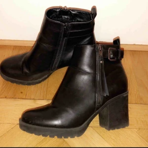  - Ny pris 699kr mitt pris 200kr, storlek 39, frakt 100kr💌