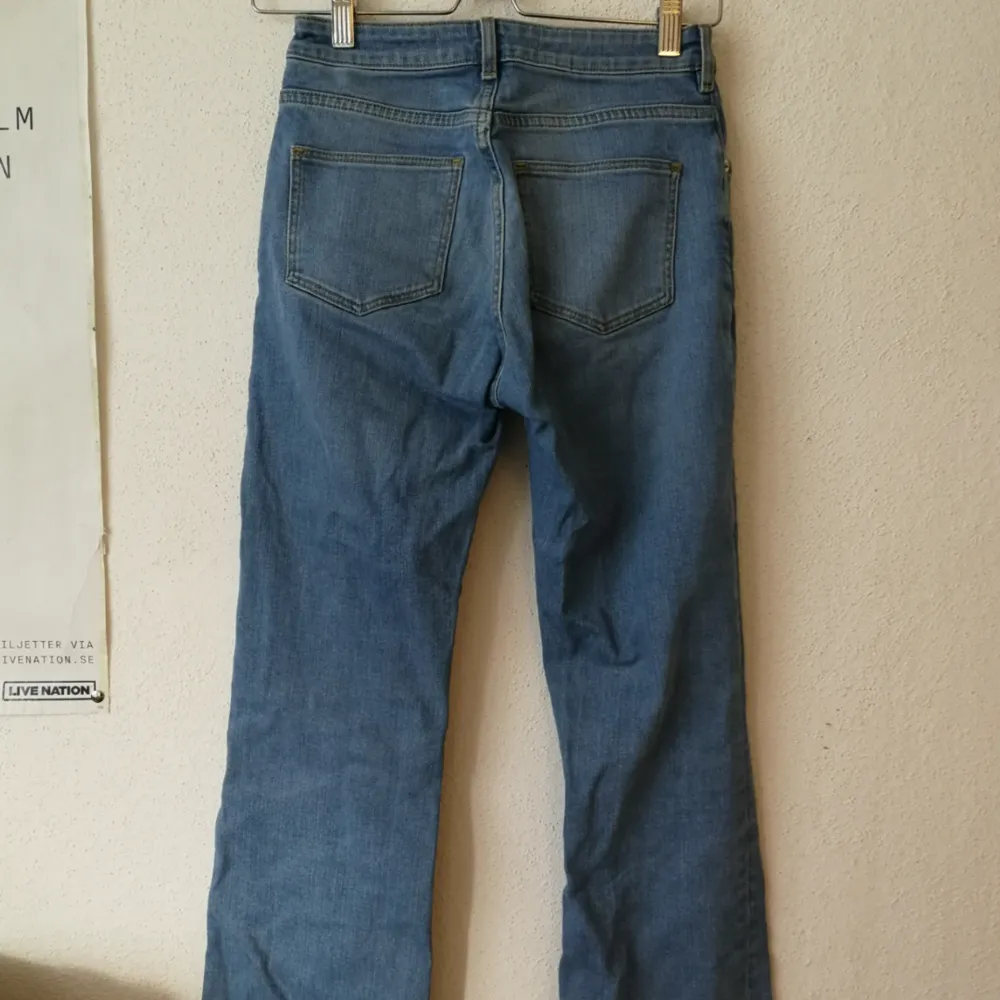 Ljusblåa kick flare jeans från &other stories, de är croppade och utsvängda. Fint skick! . Jeans & Byxor.