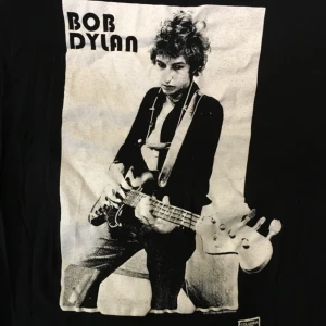  - Aldrig använd superfin Dylan T-shirt! Frakt tillkommer. 