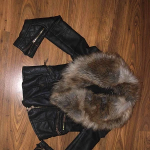  - River Island skinnjacka med äkta avtagbar päls och med gulddetaljer. Som ny, endast använd ett fåtal gånger. Ser pälsen lite ”ruffsig” ut är det bara och borsta till den med en vanlig hårborste. Pris kan diskuteras vid snabb affär
