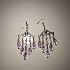 Örhängen  - Fina lila örhängen. Inte äkta silver men oanvända och är i ett fint skick.