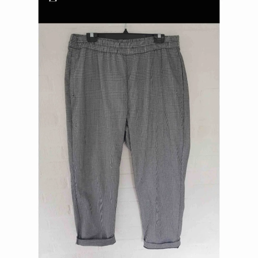 Rutiga byxor i avslappnad modell från Lindex. Oanvända. Str XL. Jeans & Byxor.
