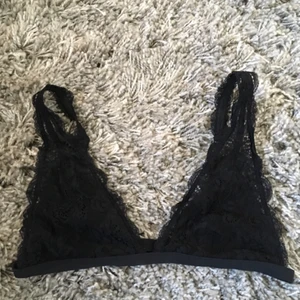  - fantastisk triangel-bh i svart spets som dessvärre bara använts en gång då den inte passade. hämtas i sthlm eller skickas om du betalar frakt. säljer massor (kmr mycket nytt i dagarna), mängdrabatt finnes! 