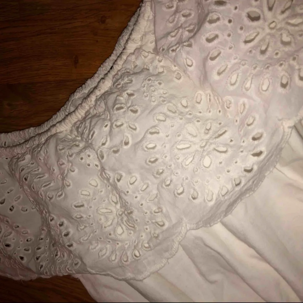 Säljer en vit off shoulder klänning i storlek xs. Använd en gång och i jättebra skick. Finns att hämta i Norrköping eller så tillkommer frakt kostnad på 40kr. Vid intresse kan fler bilder skickas!. Klänningar.