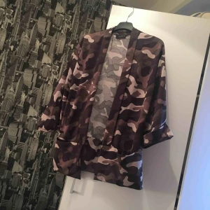  - Militär mönstrad kofta som köptes i Irak för ungefär 1 år sen. Säljer den för att den inte passar mig