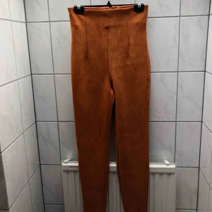  - Ultra Hugh Waist mocka byxor från Fashionnova. Aldrig använts då de är för stretchiga och sitta inte bra på mig.   Tyg - Mocka 
