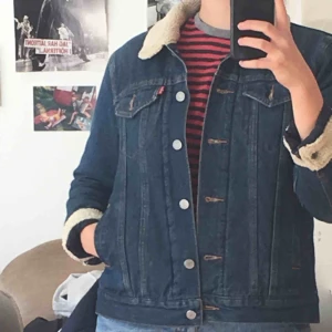  - Levi’s ”original Sherpa trucker jacket”. Typ helt oanvänd, nyköpt för 1300 två år sedan kanske? Priset är typ förhandlingsbart...