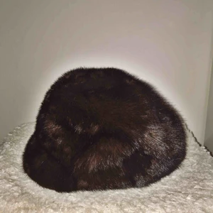  - Stilig äkta pälsmössa av minkpäls, färgen är  mörkbrun och passformen är väldigt klassisk och ”vintage”. Varm och mjuk. Skickas mot frakt eller så möts vi i centrala Stockholm!