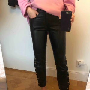  - Byxor i skinnimitation från mango