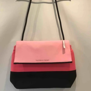  - Jättefin axelväska från Victoria’s secret! Har dragkedja upptill och är fodrad. Aldrig använd! Originalpris ca 550kr. Säljer eftersom det inte är min stil längre. Möts upp i Stockholm eller så står köpare för frakt, tar swish.