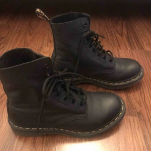  - Dr Martens Pascal svarta i skinn. Sparsamt använda kängor i mjukt skinn med snörning. I superfint skick! Skickas med postnord skicka lätt 75kr.