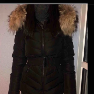  - Säljer min hollies jacka pågrund utav ett annat köp. Jackan är sparsamt använd, och är köpt för 4800. Om fler bilder önskas så kan det skickas. 