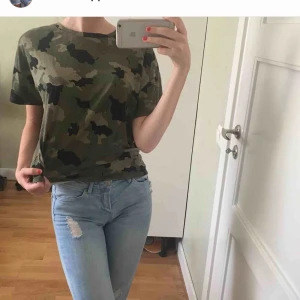  - Camouflage färgad tröja, det står storlek L men passar mig med storlek xs-s  