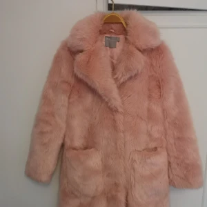  - Måste tyvärr sälja min favoritjacka då den inte passar längre. Storlek 36 från Asos 3 dolda tryckknappar och 2 rymliga fickor FÄRGEN stämmer mest på SISTA BILDEN Frakt ingår i priset