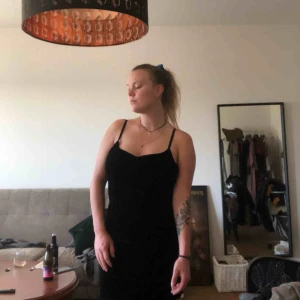  - Riktigt fin sammetsklänning i svart. Helt oanvänd och så jäkla skön!! Säljer den då den tyvärr aldrig kommer till användning.. 🖤 Köparen står för frakt! 🧡