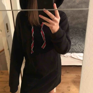  - Svart hoodie-klänning, väldigt skön och snygg. Använd en gång, säljer pga inte min stil. Köparen står för frakt.