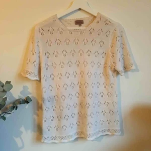  - Supersöt stickat topp i vit köpt second hand. I väldigt god skick. Mötes upp i Göteborg eller skickas. Frakt 40kr tillkommer.