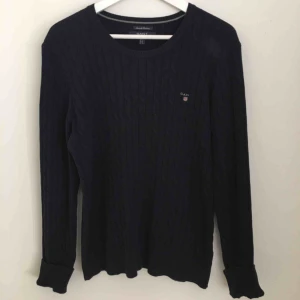  - Mörkblå bomullströja från Gant.