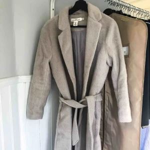  - Grå kappa, storlek 34, passar även en 36:a. Använd ett fåtal gånger och i fint skick.   Kan mötas upp i Stockholm, Uppsala och Gävle. 