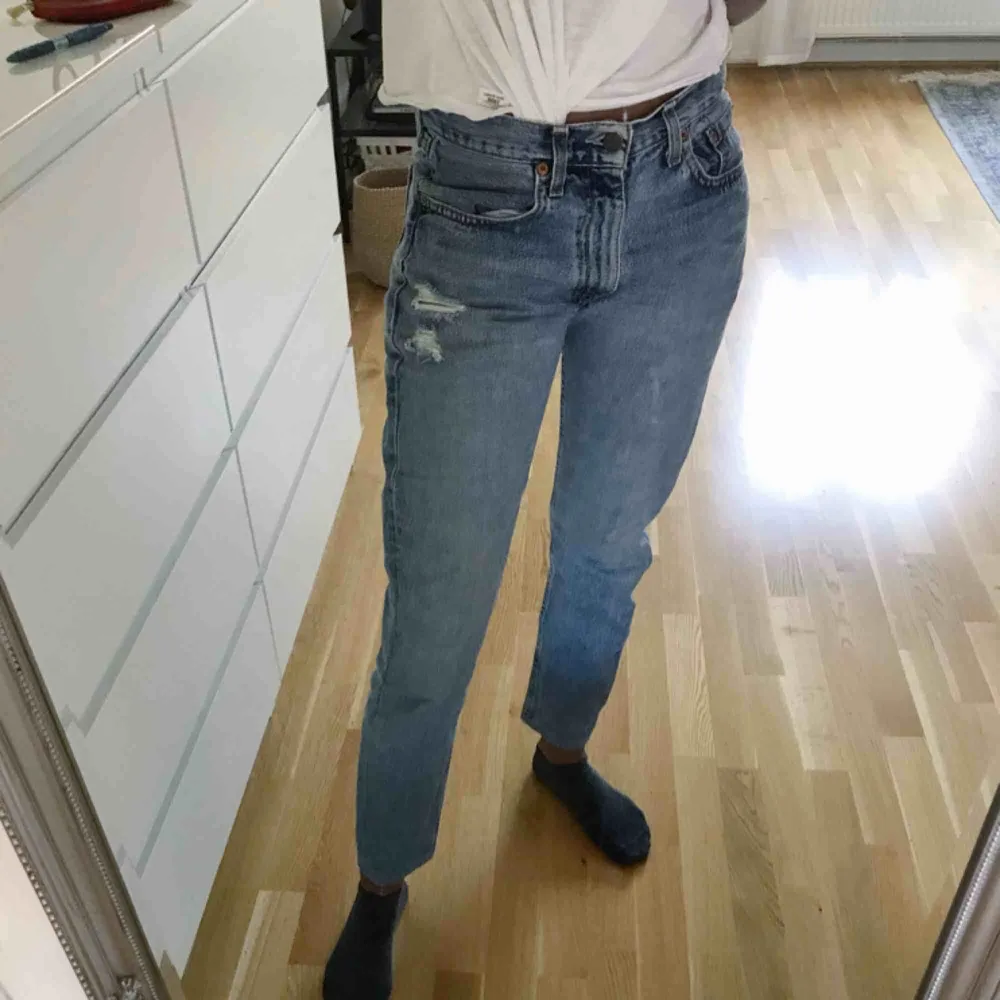 Levis-jeans med vintage stil köpta i Paris för några år sen. Lite slitning framtill. Insydda, så passar om man är 28/30. Säljer eftersom de har blivit för stora för mig :((((. Jeans & Byxor.